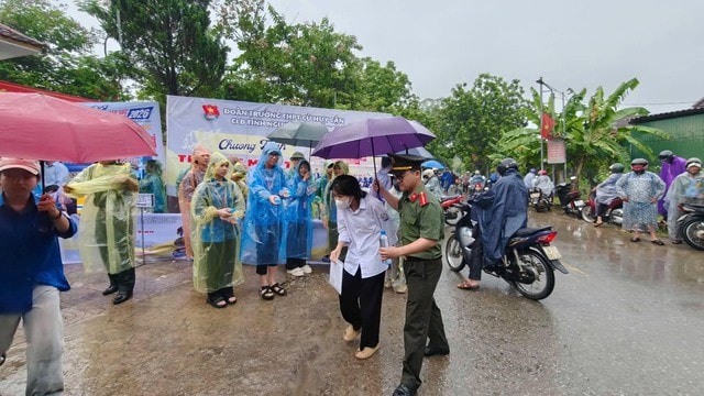 Hà Tĩnh dùng máy quét an ninh phòng gian lận thi cử - Ảnh 1. Hà Tĩnh dùng máy quét an ninh phòng gian lận thi cử - Ảnh 1.
