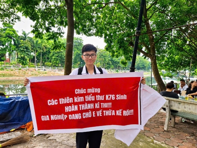 Không phải thi tốt nghiệp, nam sinh đạt giải Nhất quốc gia môn Sinh học làm băng rôn đến điểm thi cổ vũ sĩ tử- Ảnh 1. Không phải thi tốt nghiệp, nam sinh đạt giải Nhất quốc gia môn Sinh học làm băng rôn đến điểm thi cổ vũ sĩ tử- Ảnh 1.