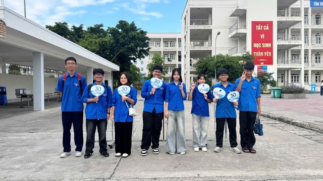 Những khoảng khắc đẹp trong ngày đầu thi tốt nghiệp THPT tại Quảng Ninh- Ảnh 4.