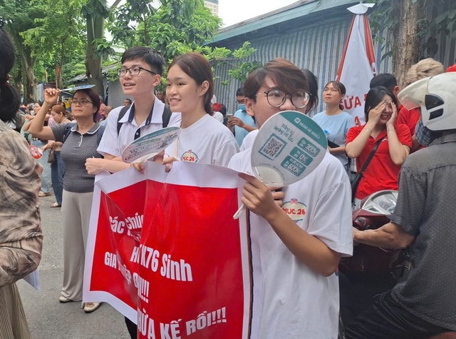 Không phải thi tốt nghiệp, nam sinh đạt giải Nhất quốc gia môn Sinh học làm băng rôn đến điểm thi cổ vũ sĩ tử- Ảnh 2. Không phải thi tốt nghiệp, nam sinh đạt giải Nhất quốc gia môn Sinh học làm băng rôn đến điểm thi cổ vũ sĩ tử- Ảnh 2.