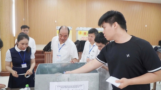 Huế bố trí điểm giữ điện thoại cho thí sinh, 100% học sinh lớp 12 dự thi môn Ngữ văn- Ảnh 2.