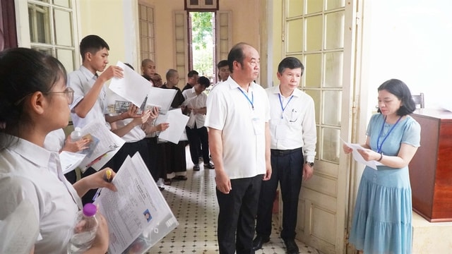 Huế bố trí điểm giữ điện thoại cho thí sinh, 100% học sinh lớp 12 dự thi môn Ngữ văn- Ảnh 3.