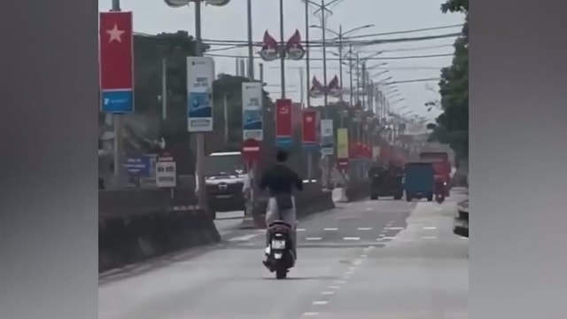 Nam thanh niên vi phạm giao thông buông cả hai tay , lạng lách trên đường phố - Ảnh 1.