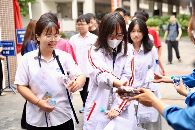 Dự đoán phổ điểm Ngữ văn tốt nghiệp THPT 2026: Điểm 8 liệu có dễ dàng?- Ảnh 1. Dự đoán phổ điểm Ngữ văn tốt nghiệp THPT 2026: Điểm 8 liệu có dễ dàng?- Ảnh 1.
