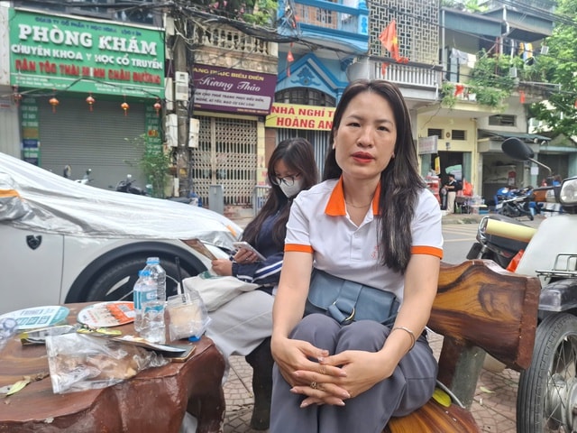 Người cha 18 năm làm đôi chân cho con, người bà 80 tuổi và những người thân thấp thỏm chờ sĩ tử thi tốt nghiệp THPT- Ảnh 4.