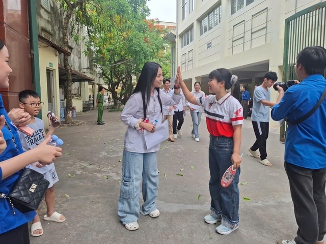 Không phải thi tốt nghiệp, nam sinh đạt giải Nhất quốc gia môn Sinh học làm băng rôn đến điểm thi cổ vũ sĩ tử- Ảnh 3. Không phải thi tốt nghiệp, nam sinh đạt giải Nhất quốc gia môn Sinh học làm băng rôn đến điểm thi cổ vũ sĩ tử- Ảnh 3.