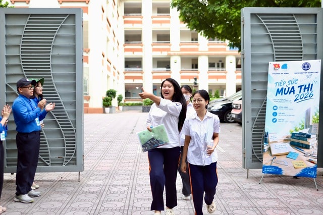 Sĩ tử rạng rỡ rời trường thi môn Toán vì làm bài như ý- Ảnh 2.