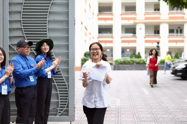 Sĩ tử rạng rỡ rời trường thi môn Toán vì làm bài như ý- Ảnh 1.