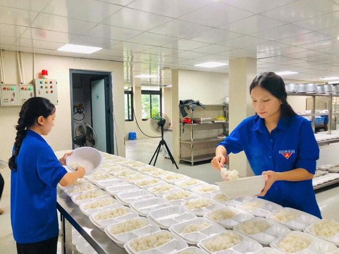 Ấm lòng những suất cơm tiếp sức sĩ tử vượt vũ môn- Ảnh 8. Ấm lòng những suất cơm tiếp sức sĩ tử vượt vũ môn- Ảnh 8.