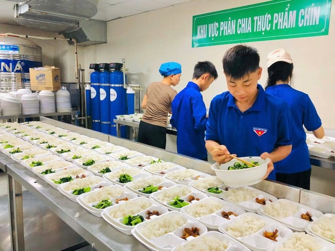 Ấm lòng những suất cơm tiếp sức sĩ tử vượt vũ môn- Ảnh 7. Ấm lòng những suất cơm tiếp sức sĩ tử vượt vũ môn- Ảnh 7.