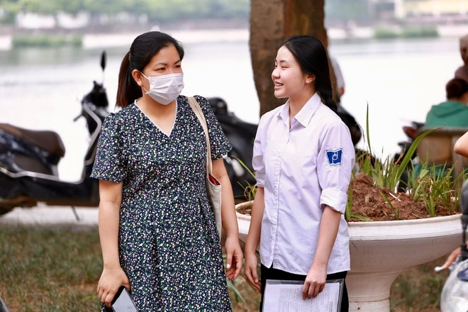 Gửi trọn niềm tin qua những cái ôm nơi cổng trường thi tốt nghiệp THPT 2026- Ảnh 4.