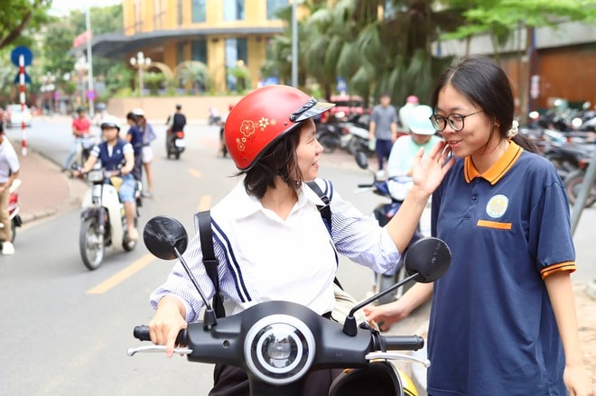 Gửi trọn niềm tin qua những cái ôm nơi cổng trường thi tốt nghiệp THPT 2026- Ảnh 9.