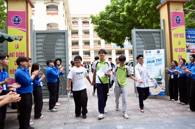Sĩ tử rạng rỡ rời trường thi môn Toán vì làm bài như ý- Ảnh 3.