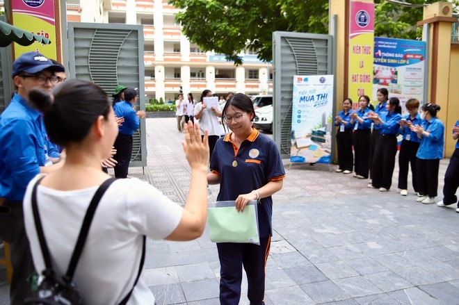Sĩ tử rạng rỡ rời trường thi môn Toán vì làm bài như ý- Ảnh 7.