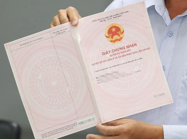 Những quy định cần biết khi cha mẹ muốn sang tên sổ đỏ cho con năm 2026- Ảnh 1. Những quy định cần biết khi cha mẹ muốn sang tên sổ đỏ cho con năm 2026- Ảnh 1.
