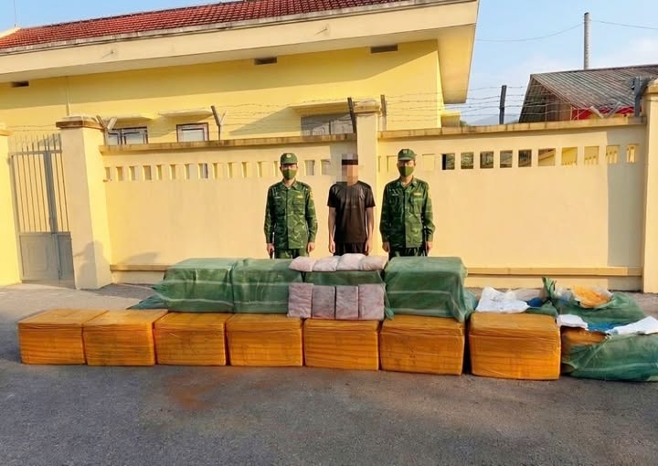 Gần nửa tấn tràng lợn đông lạnh không rõ nguồn gốc chuẩn bị 'vượt biên' vào đất liền - Ảnh 1. Gần nửa tấn tràng lợn đông lạnh không rõ nguồn gốc chuẩn bị 'vượt biên' vào đất liền - Ảnh 1.