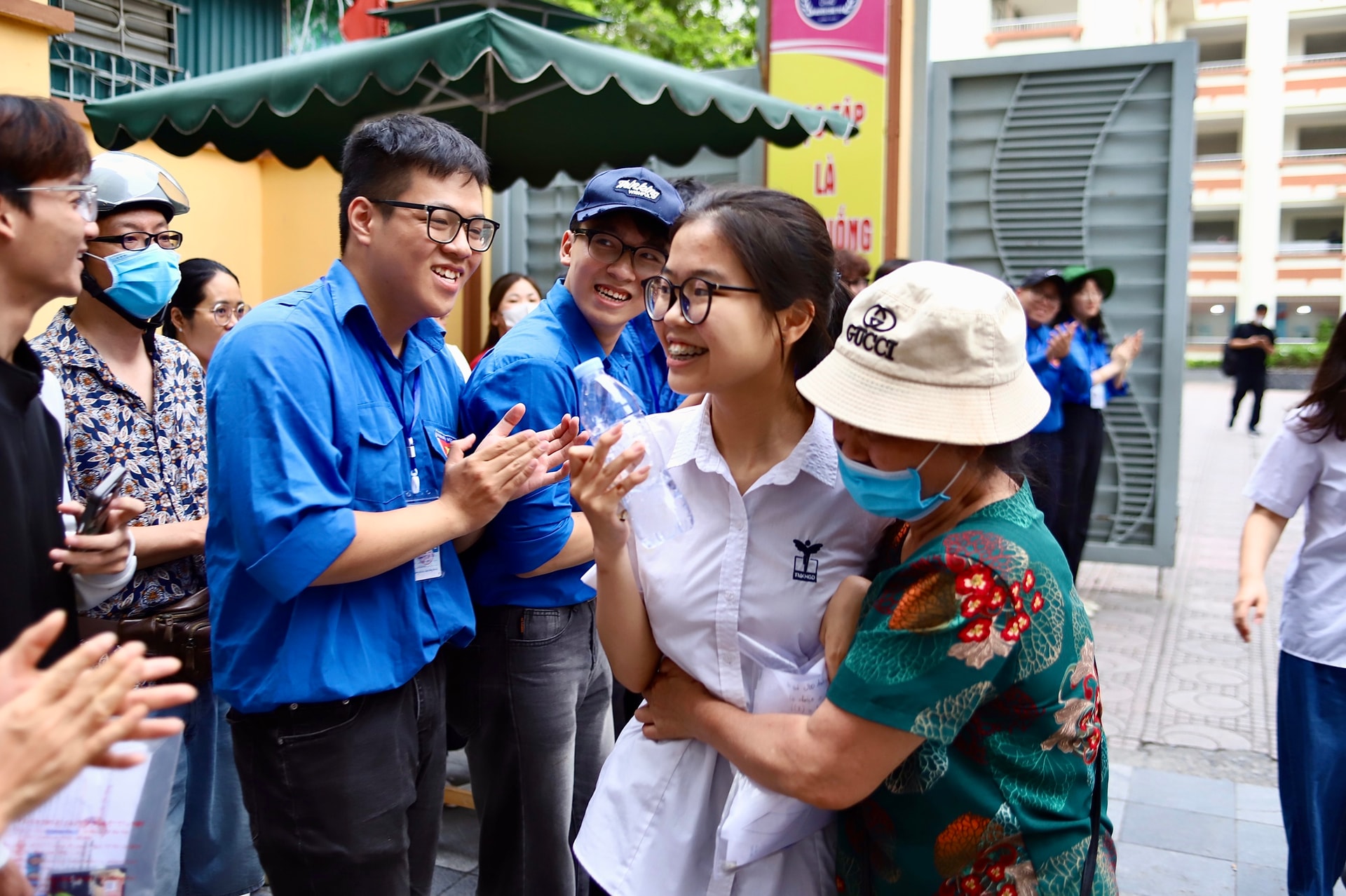 Cha mẹ đồng hành cùng sĩ tử: 'Điểm số không quan trọng bằng việc con trưởng thành'- Ảnh 10. Cha mẹ đồng hành cùng sĩ tử: 'Điểm số không quan trọng bằng việc con trưởng thành'- Ảnh 10.