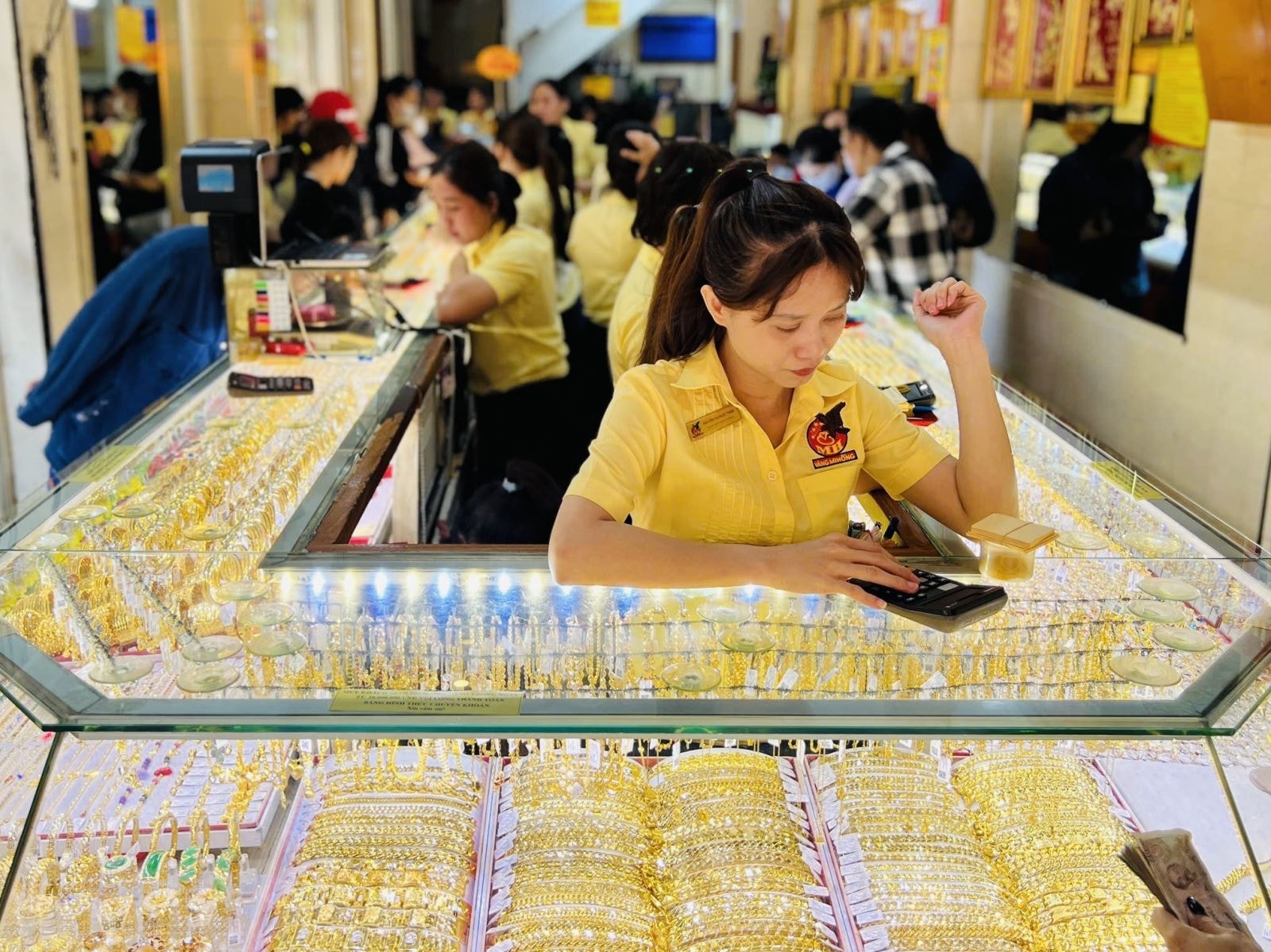 Giá vàng SJC 12/6 bật tăng trở lại sau chuỗi ngày giảm sâu, vượt 142 triệu đồng/lượng- Ảnh 2. Giá vàng SJC 12/6 bật tăng trở lại sau chuỗi ngày giảm sâu, vượt 142 triệu đồng/lượng- Ảnh 2.