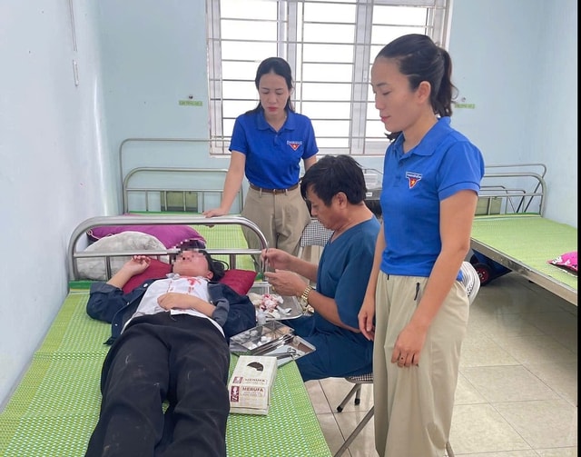 Thí sinh nén đau để tham gia kỳ thi Tốt nghiệp THPT 2026- Ảnh 1. Thí sinh nén đau để tham gia kỳ thi Tốt nghiệp THPT 2026- Ảnh 1.