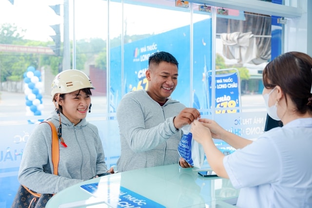 2.678 nhà thuốc trên toàn quốc - Dấu ấn gần một thập kỷ Long Châu vươn mình vì một Việt Nam khỏe mạnh- Ảnh 3.