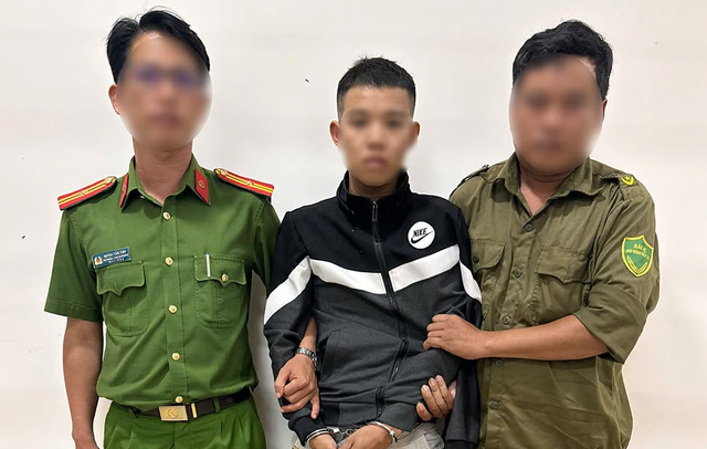 Tạm giữ Đỗ Văn Tĩnh chém cha ruột, ném chai xăng cháy vào lực lượng công an- Ảnh 1. Tạm giữ Đỗ Văn Tĩnh chém cha ruột, ném chai xăng cháy vào lực lượng công an- Ảnh 1.