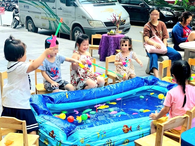 Áo phao, bể bơi di động thành mặt hàng 'hot' trong dịp hè- Ảnh 1.
