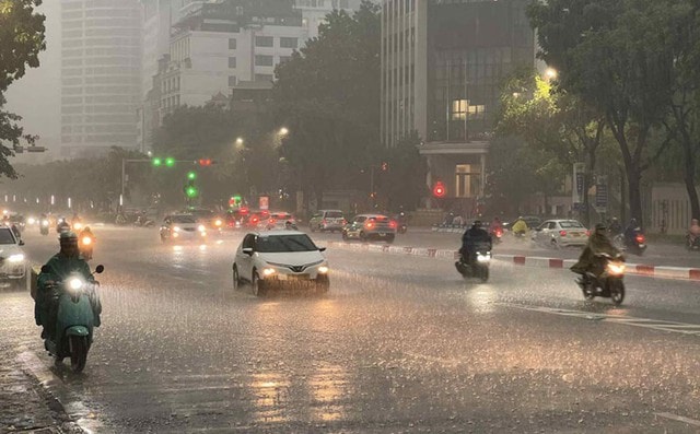 Chiều nay, Hà Nội tái diễn mưa dông- Ảnh 1. Chiều nay, Hà Nội tái diễn mưa dông- Ảnh 1.
