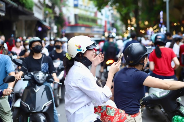 Về đích bài thi cuối Kỳ thi THPT 2026, sĩ tử tự tin chắc suất đại học- Ảnh 11. Về đích bài thi cuối Kỳ thi THPT 2026, sĩ tử tự tin chắc suất đại học- Ảnh 11.