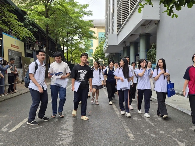 Về đích bài thi cuối Kỳ thi THPT 2026, sĩ tử tự tin chắc suất đại học- Ảnh 4. Về đích bài thi cuối Kỳ thi THPT 2026, sĩ tử tự tin chắc suất đại học- Ảnh 4.