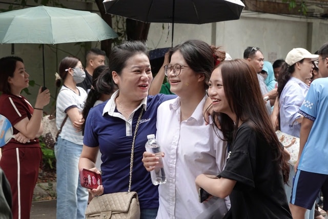 Về đích bài thi cuối Kỳ thi THPT 2026, sĩ tử tự tin chắc suất đại học- Ảnh 8. Về đích bài thi cuối Kỳ thi THPT 2026, sĩ tử tự tin chắc suất đại học- Ảnh 8.