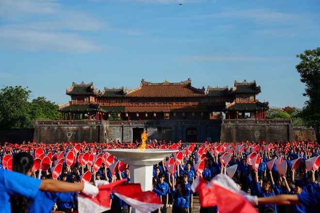 Hơn 2.000 thanh niên đồng diễn ấn tượng, khởi động chặng 2 - Hành trình 'Tôi yêu Tổ quốc tôi' tại Huế- Ảnh 5. Hơn 2.000 thanh niên đồng diễn ấn tượng, khởi động chặng 2 - Hành trình 'Tôi yêu Tổ quốc tôi' tại Huế- Ảnh 5.