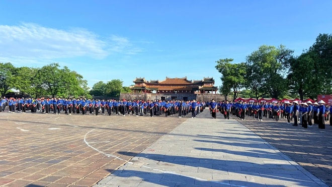 Hơn 2.000 thanh niên đồng diễn ấn tượng, khởi động chặng 2 - Hành trình 'Tôi yêu Tổ quốc tôi' tại Huế- Ảnh 4. Hơn 2.000 thanh niên đồng diễn ấn tượng, khởi động chặng 2 - Hành trình 'Tôi yêu Tổ quốc tôi' tại Huế- Ảnh 4.
