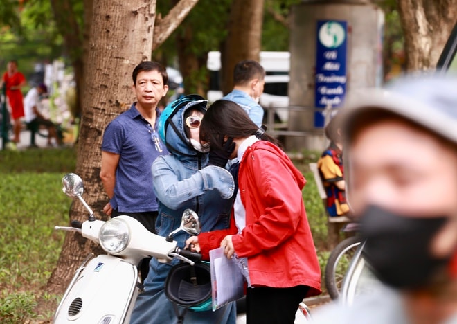 Cha mẹ đồng hành cùng sĩ tử: 'Điểm số không quan trọng bằng việc con trưởng thành'- Ảnh 4. Cha mẹ đồng hành cùng sĩ tử: 'Điểm số không quan trọng bằng việc con trưởng thành'- Ảnh 4.
