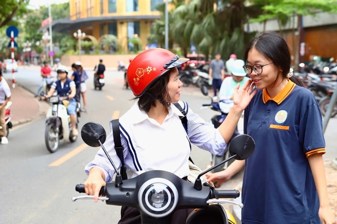 Cha mẹ đồng hành cùng sĩ tử: 'Điểm số không quan trọng bằng việc con trưởng thành'- Ảnh 2. Cha mẹ đồng hành cùng sĩ tử: 'Điểm số không quan trọng bằng việc con trưởng thành'- Ảnh 2.