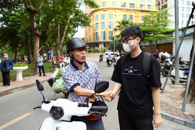 Cha mẹ đồng hành cùng sĩ tử: 'Điểm số không quan trọng bằng việc con trưởng thành'- Ảnh 3. Cha mẹ đồng hành cùng sĩ tử: 'Điểm số không quan trọng bằng việc con trưởng thành'- Ảnh 3.