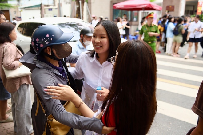 Cha mẹ đồng hành cùng sĩ tử: 'Điểm số không quan trọng bằng việc con trưởng thành'- Ảnh 5. Cha mẹ đồng hành cùng sĩ tử: 'Điểm số không quan trọng bằng việc con trưởng thành'- Ảnh 5.