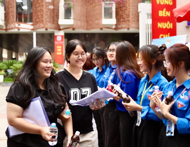 Sau môn thi cuối cùng, sinh viên tình nguyện gửi lời động viên tới hàng nghìn sĩ tử- Ảnh 3. Sau môn thi cuối cùng, sinh viên tình nguyện gửi lời động viên tới hàng nghìn sĩ tử- Ảnh 3.