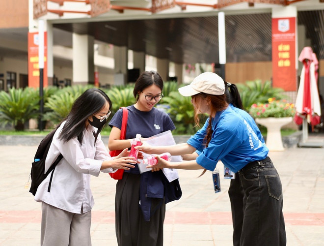Sau môn thi cuối cùng, sinh viên tình nguyện gửi lời động viên tới hàng nghìn sĩ tử- Ảnh 6. Sau môn thi cuối cùng, sinh viên tình nguyện gửi lời động viên tới hàng nghìn sĩ tử- Ảnh 6.