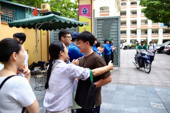 Cha mẹ đồng hành cùng sĩ tử: 'Điểm số không quan trọng bằng việc con trưởng thành'- Ảnh 7. Cha mẹ đồng hành cùng sĩ tử: 'Điểm số không quan trọng bằng việc con trưởng thành'- Ảnh 7.