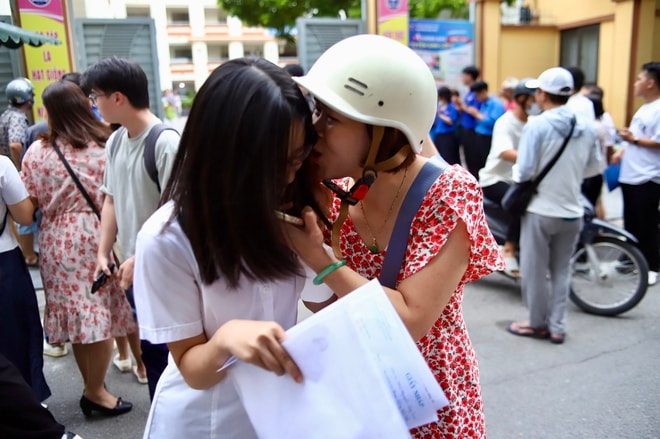 Cha mẹ đồng hành cùng sĩ tử: 'Điểm số không quan trọng bằng việc con trưởng thành'- Ảnh 9. Cha mẹ đồng hành cùng sĩ tử: 'Điểm số không quan trọng bằng việc con trưởng thành'- Ảnh 9.
