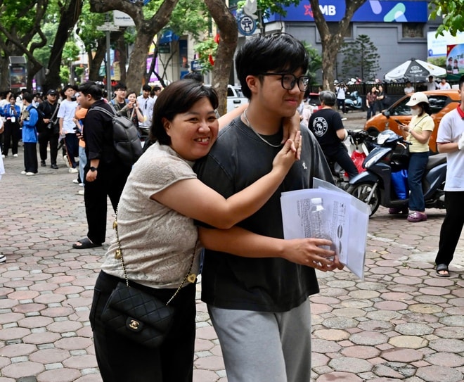 Cha mẹ đồng hành cùng sĩ tử: 'Điểm số không quan trọng bằng việc con trưởng thành'- Ảnh 6. Cha mẹ đồng hành cùng sĩ tử: 'Điểm số không quan trọng bằng việc con trưởng thành'- Ảnh 6.