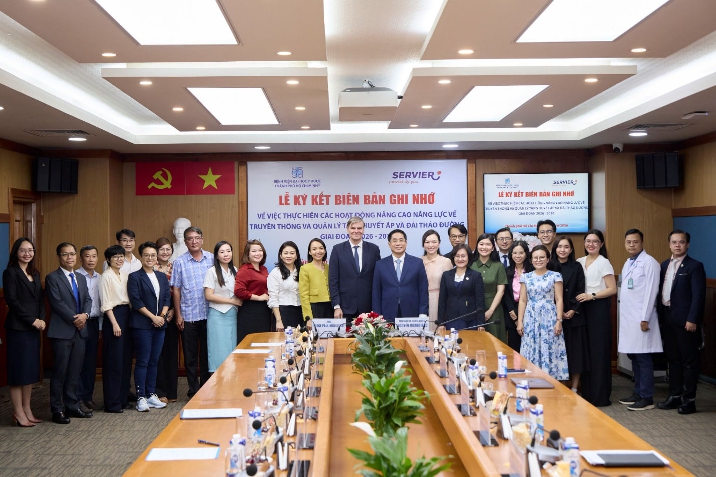 Bệnh viện Đại học Y Dược TP. Hồ Chí Minh và Servier Việt Nam ký kết biên bản ghi nhớ hợp tác nâng cao năng lực truyền thông và quản lý tăng huyết áp, đái tháo đường giai đoạn 2026 – 2030- Ảnh 1. Bệnh viện Đại học Y Dược TP. Hồ Chí Minh và Servier Việt Nam ký kết biên bản ghi nhớ hợp tác nâng cao năng lực truyền thông và quản lý tăng huyết áp, đái tháo đường giai đoạn 2026 – 2030- Ảnh 1.
