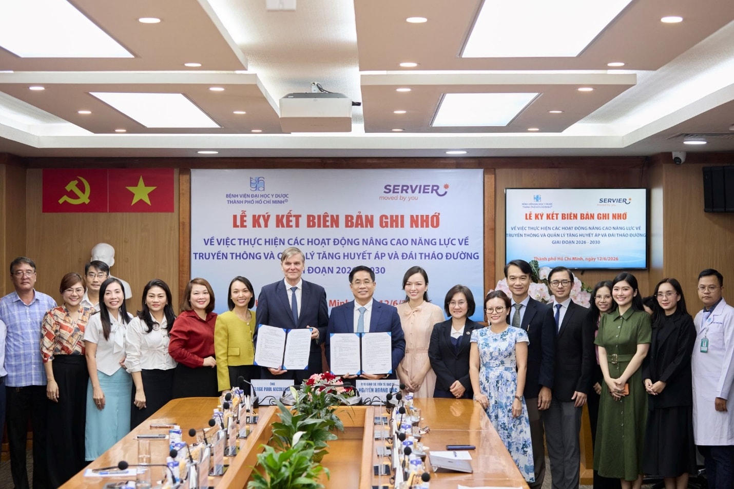Bệnh viện Đại học Y Dược TP. Hồ Chí Minh và Servier Việt Nam ký kết biên bản ghi nhớ hợp tác nâng cao năng lực truyền thông và quản lý tăng huyết áp, đái tháo đường giai đoạn 2026 – 2030- Ảnh 4. Bệnh viện Đại học Y Dược TP. Hồ Chí Minh và Servier Việt Nam ký kết biên bản ghi nhớ hợp tác nâng cao năng lực truyền thông và quản lý tăng huyết áp, đái tháo đường giai đoạn 2026 – 2030- Ảnh 4.