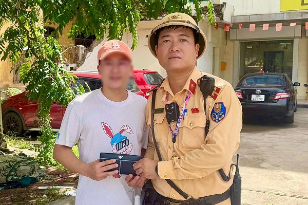 Đánh rơi ví chứa gần 30 triệu trên đường, người đàn ông ở Hà Nội bất ngờ nhận lại sau chưa đầy 2 giờ- Ảnh 1.