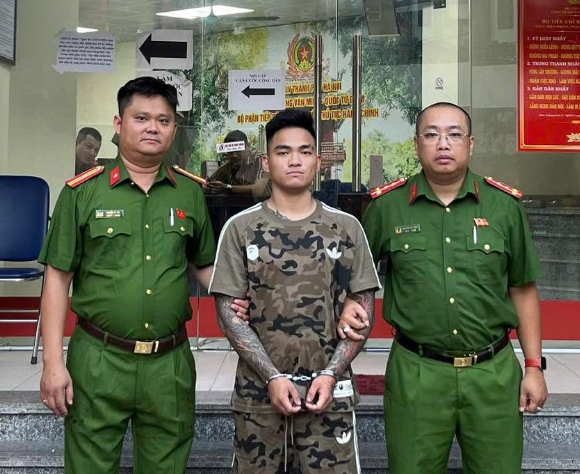 Nam thanh niên vác điếu cày đánh người giữa phố ở Hà Nội bị bắt giữ - Ảnh 1. Nam thanh niên vác điếu cày đánh người giữa phố ở Hà Nội bị bắt giữ - Ảnh 1.