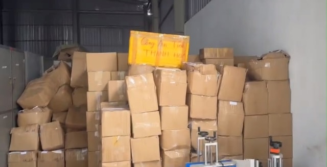 Cận cảnh kho hàng 15 tấn hũ yến giả của đối tượng 9X chuyên livestream lừa khách- Ảnh 7.