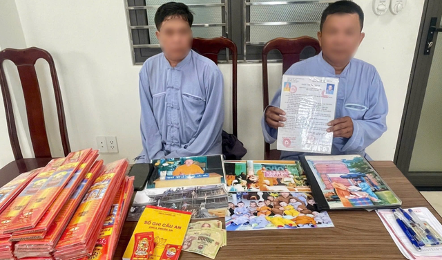 Mặc áo phật tử, 2 người mạo danh nhà chùa để bán nhang, kêu gọi quyên góp- Ảnh 1. Mặc áo phật tử, 2 người mạo danh nhà chùa để bán nhang, kêu gọi quyên góp- Ảnh 1.