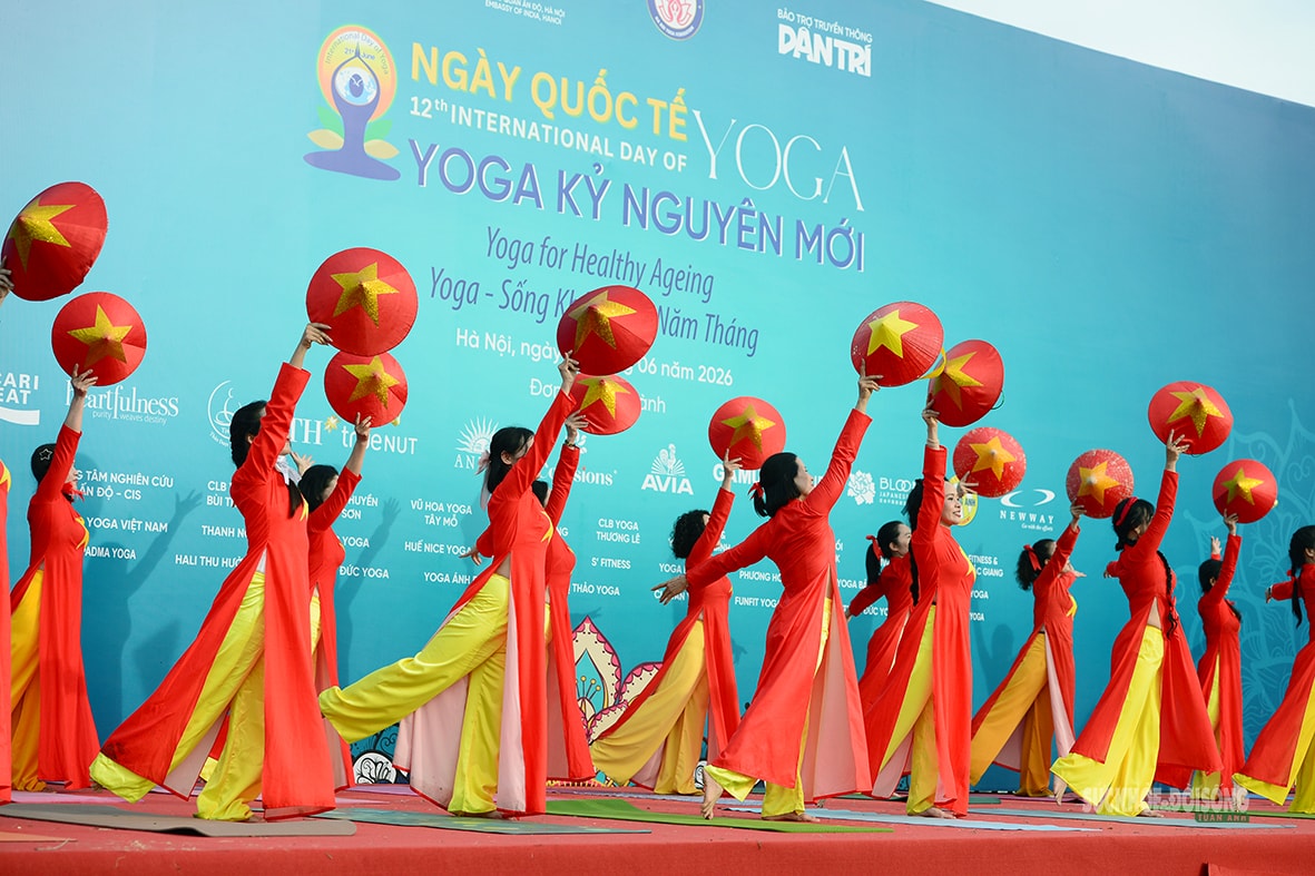 Hà Nội tổ chức ngày Quốc tế Yoga 2026 với 1 . 500 Người đồng diễn tại Công viên Yên Sở - Ảnh 9. Hà Nội tổ chức ngày Quốc tế Yoga 2026 với 1 . 500 Người đồng diễn tại Công viên Yên Sở - Ảnh 9.