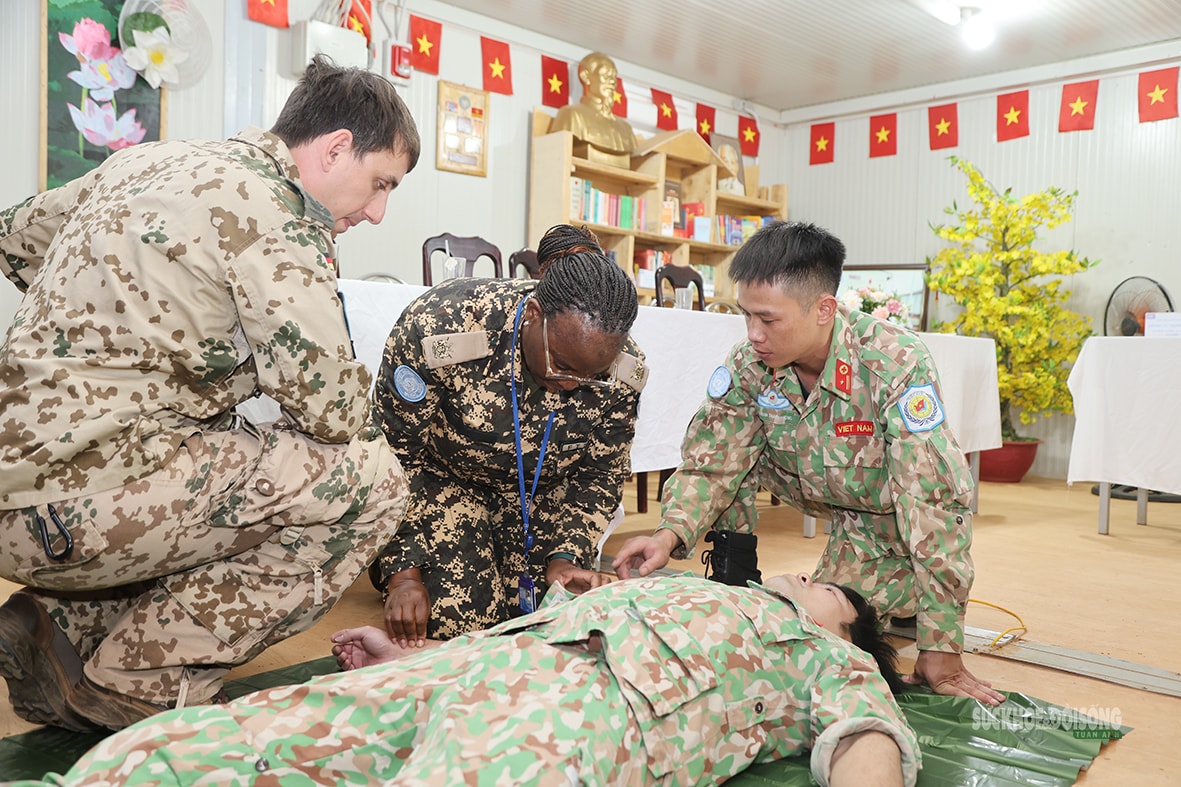 Bệnh viện Dã chiến cấp 2 số 7 nâng cao kỹ năng cấp cứu cho lực lượng gìn giữ hòa bình 2026 - Ảnh 1. Bệnh viện Dã chiến cấp 2 số 7 nâng cao kỹ năng cấp cứu cho lực lượng gìn giữ hòa bình 2026 - Ảnh 1.