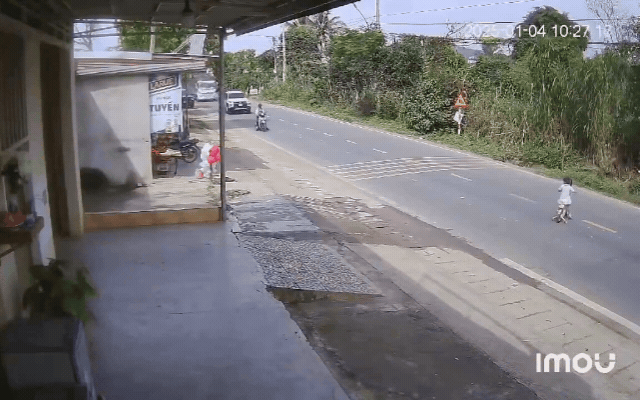 Cục CSGT cảnh báo những tình huống nhiều gia đình sống sát đường giao thông có thể gặp phải- Ảnh 2. Cục CSGT cảnh báo những tình huống nhiều gia đình sống sát đường giao thông có thể gặp phải- Ảnh 2.